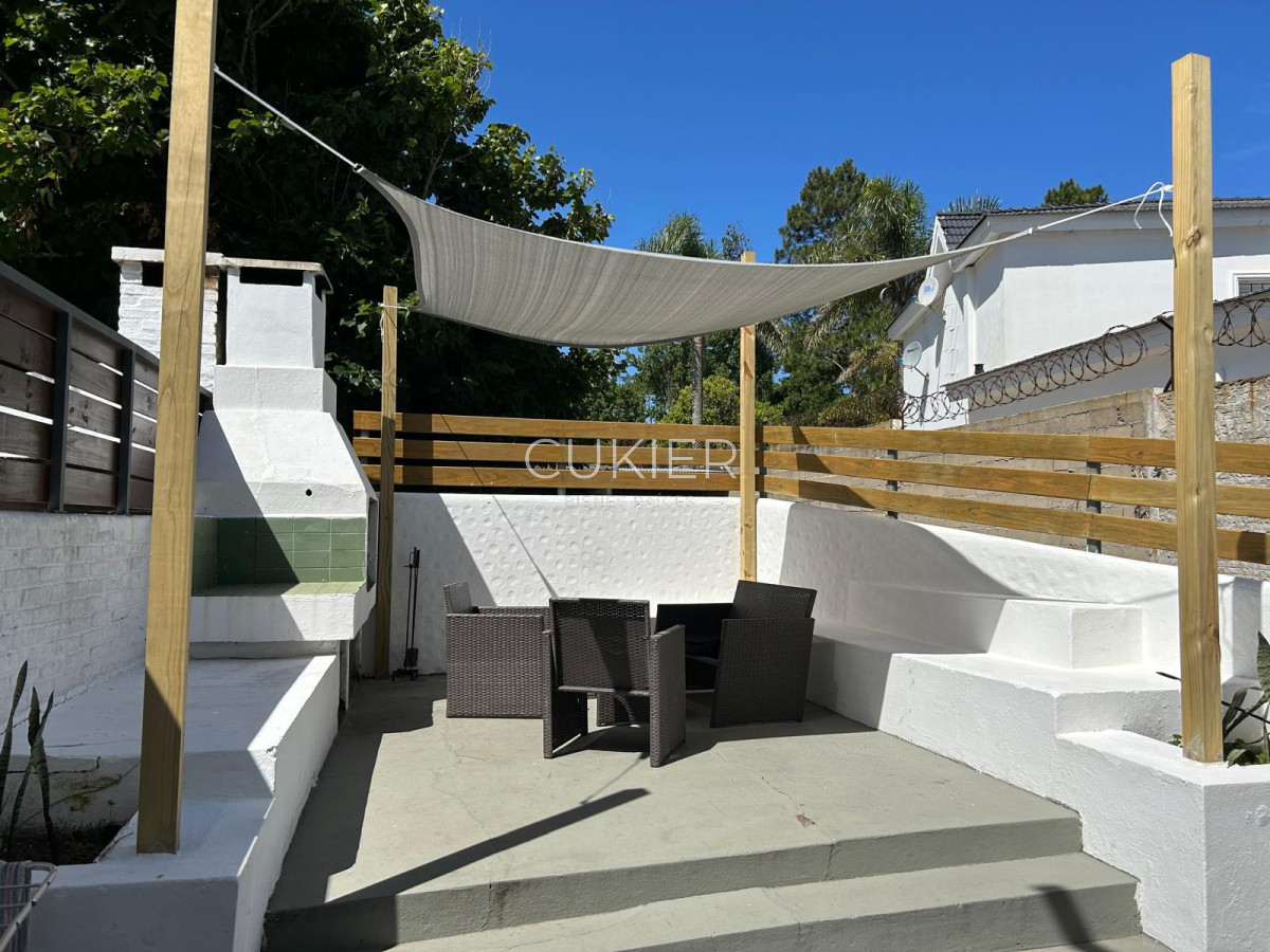 Casa ID.3312 - Alquiler anual de casa 2 dormitorios y medios a 1 cuadra del mar en playa mansa con patio y parrillero