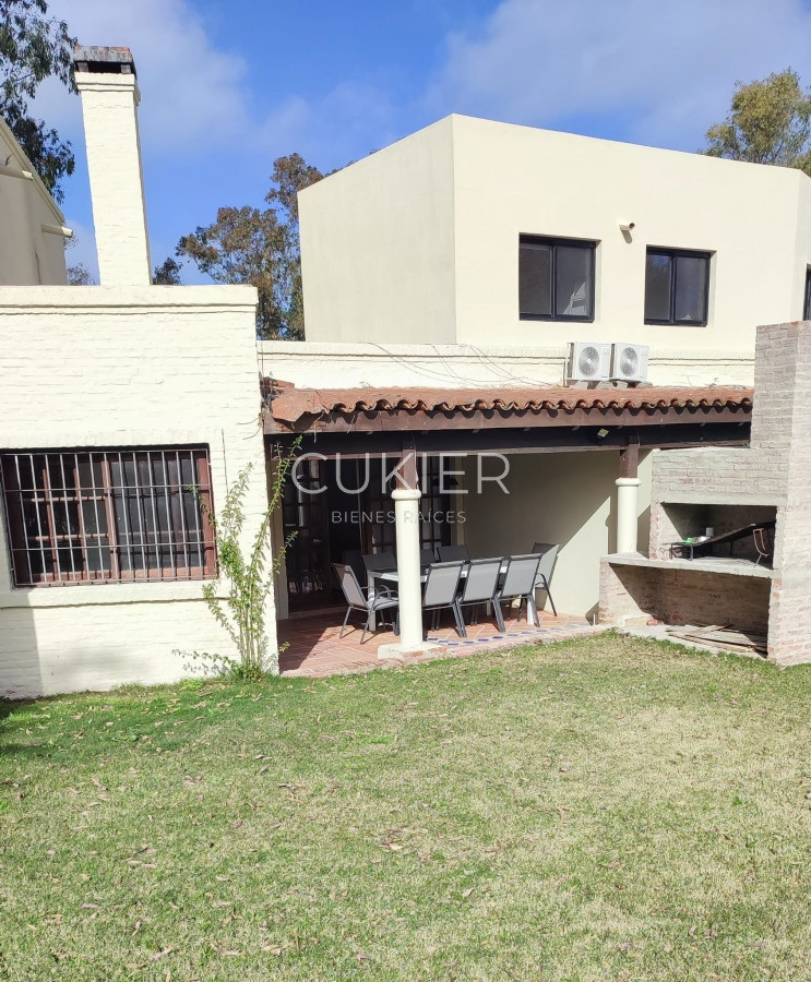 Casa ID.2180 - Casa en alquiler anual, 3 dormitorios, 2 baños en San Rafael.