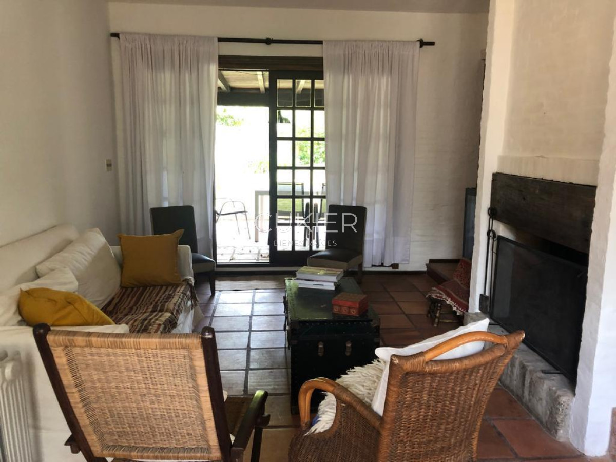 Casa ID.2180 - Casa en alquiler anual, 3 dormitorios, 2 baños en San Rafael.