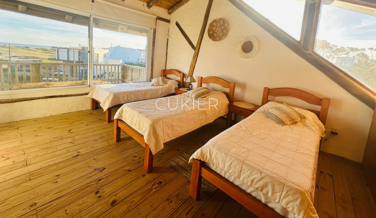 Casa ID.5323 - Se vende casa de dos dormitorios, un baño, primera línea.