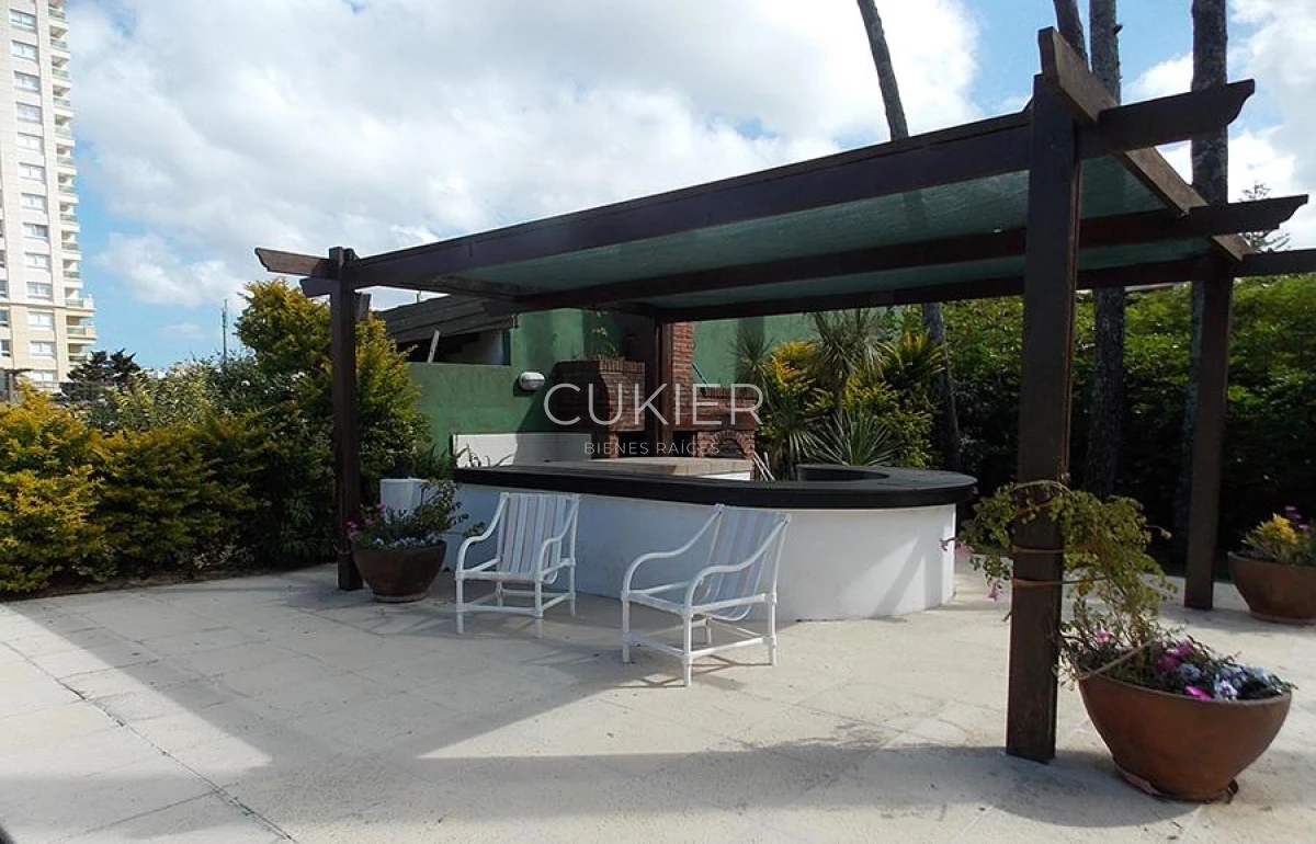 Casa ID.4534 - Venta y alquiler anual de casa de 4 dormitorios a 200 m de playa mansa 