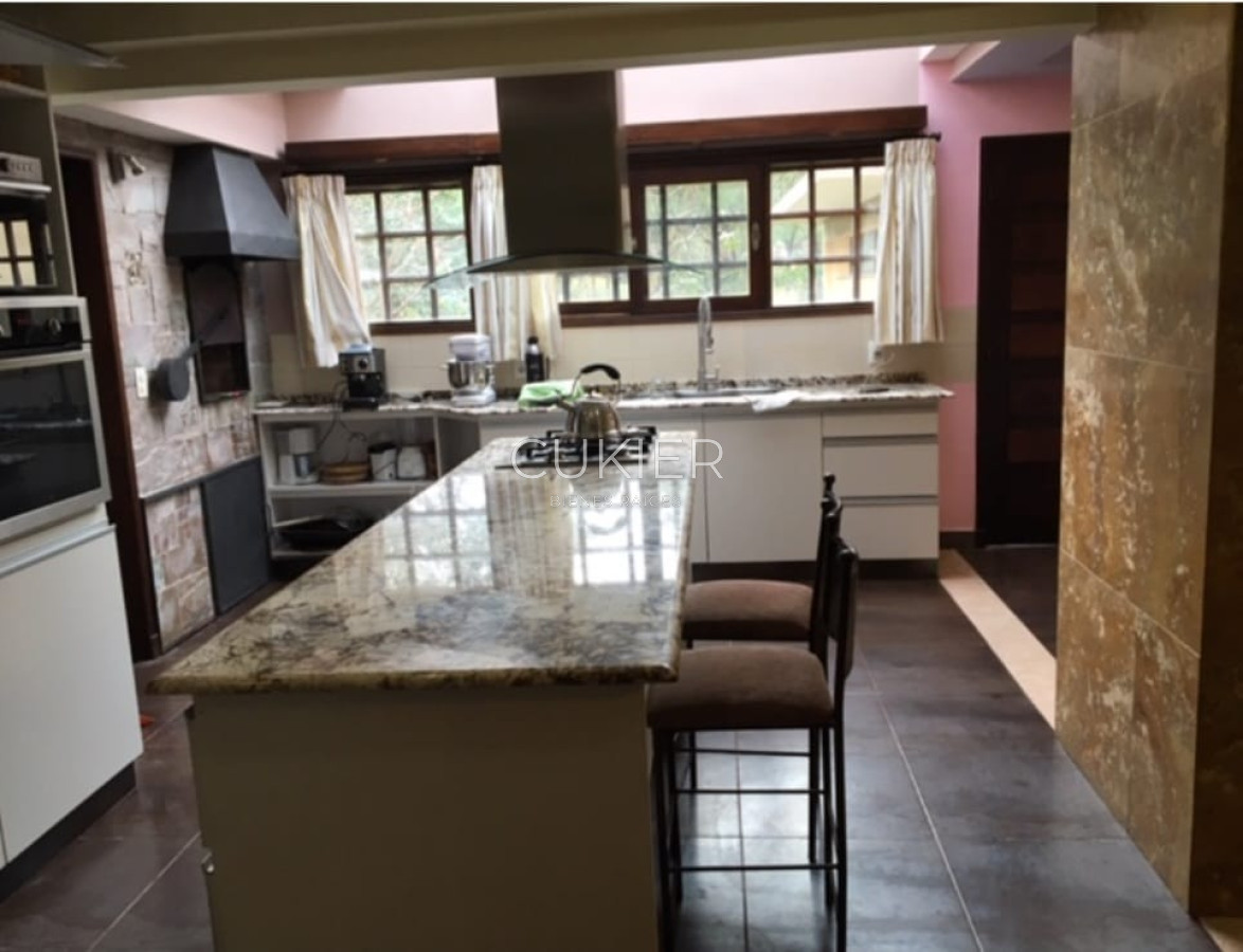 Casa ID.3762 - Alquiler anual espectacular casa de 4 dormitorios con piscina en Lugano