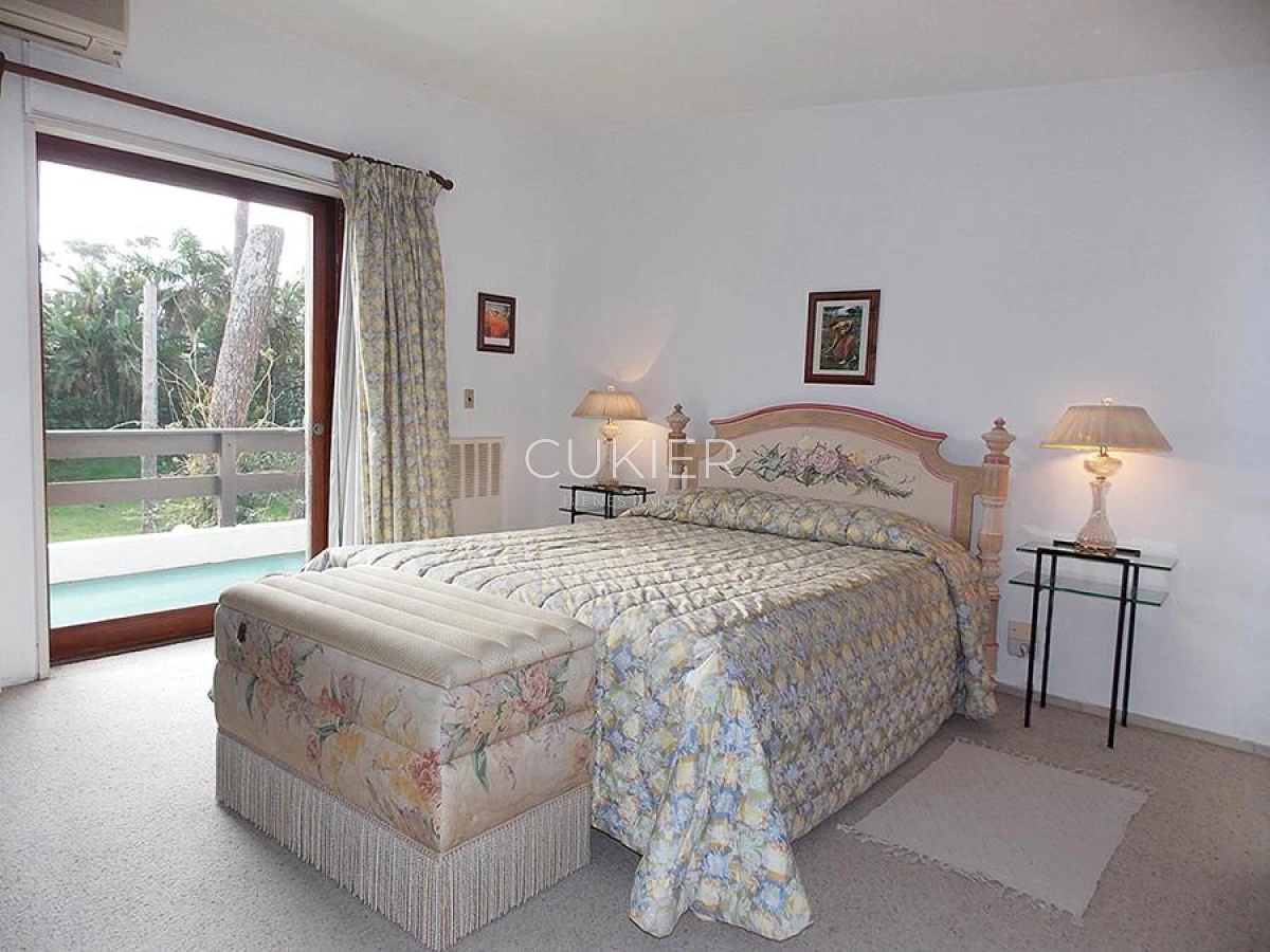 Casa ID.4534 - Venta y alquiler anual de casa de 4 dormitorios a 200 m de playa mansa 