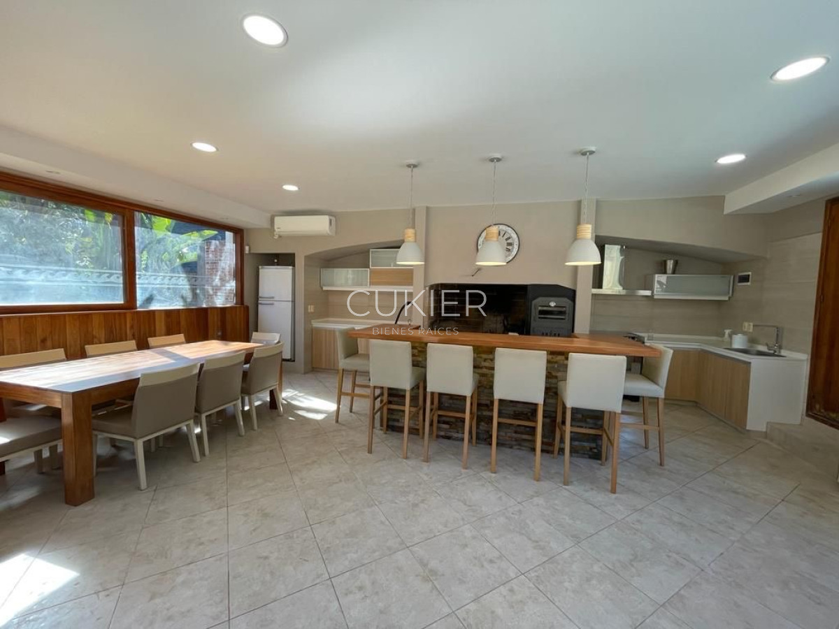 Casa ID.2606 - Alquiler temporada espectacular casa de 5 dormitorios y piscina climatizada en Lugano Punta del Este