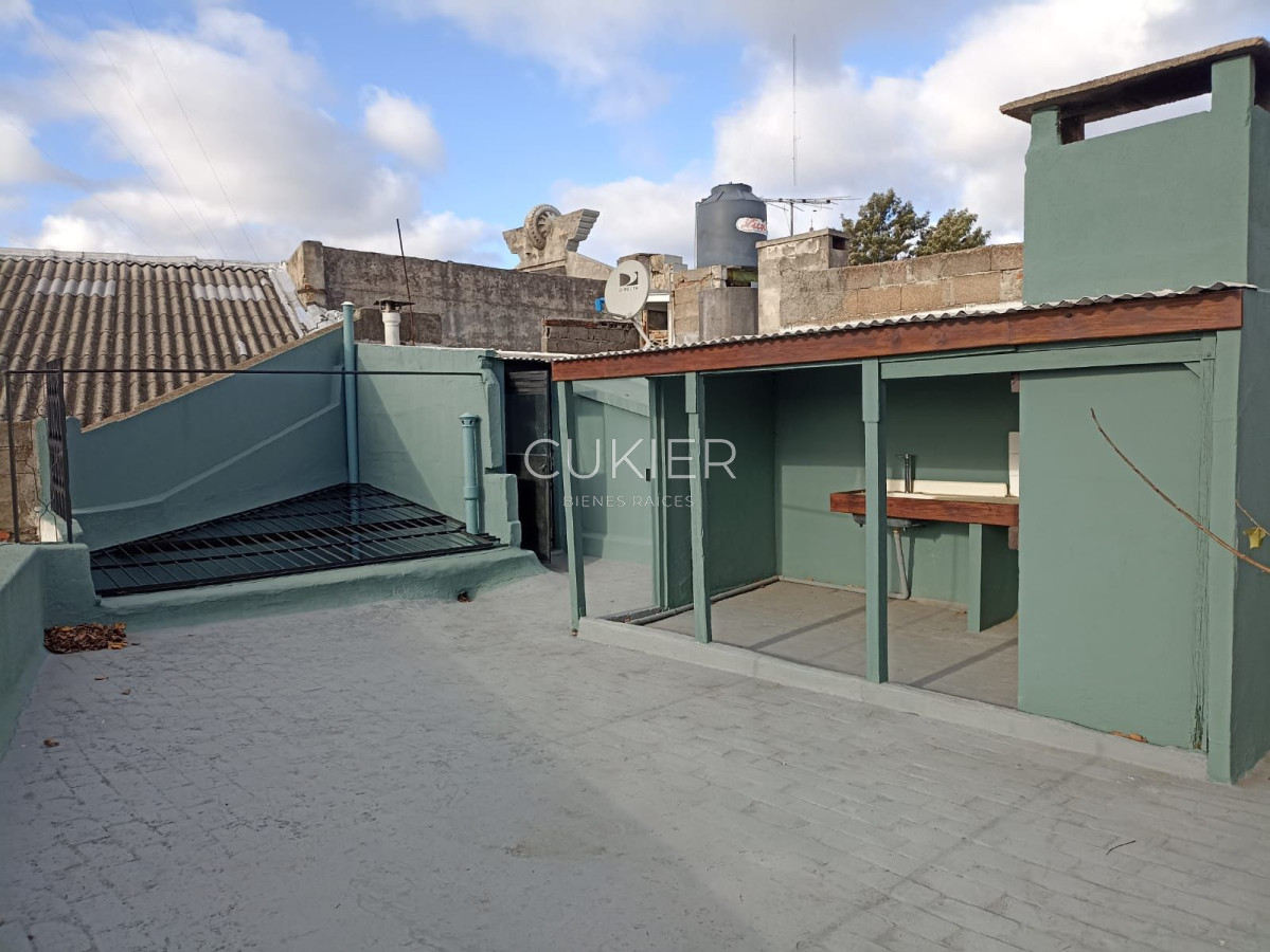Casa ID.1883 - Casa de época reciclada, terraza con parrillero, garaje en Tres Cruces.