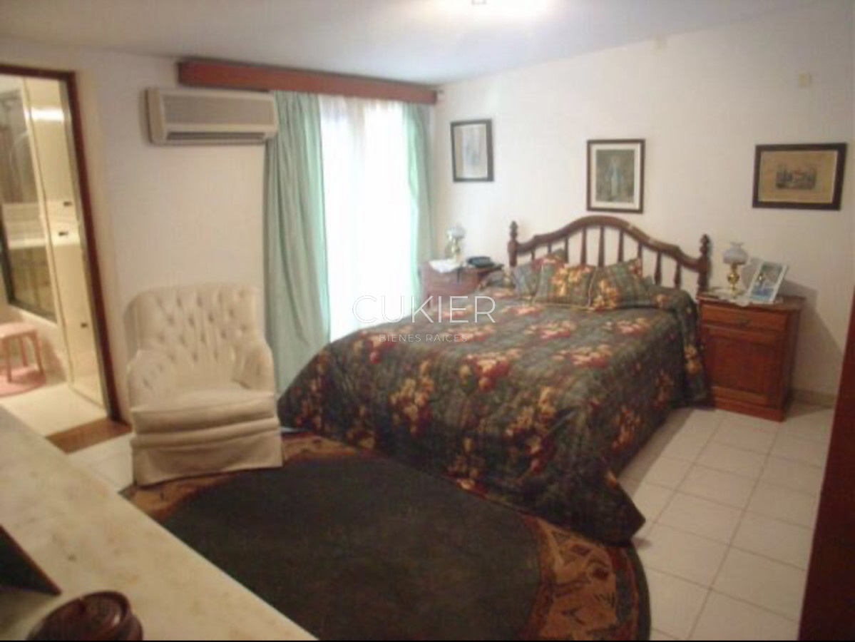 Casa ID.3701 - VENTA de casa con gran terreno al frente 4 dormitorios en zona de colegios.