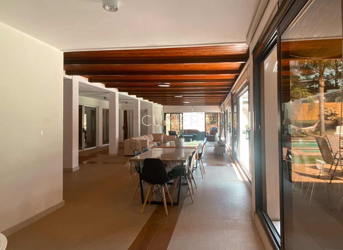 Casa ID.1851 - Venta y alquiler anual de espectacular casa de 6 dormitorios en barrio privado la Residence