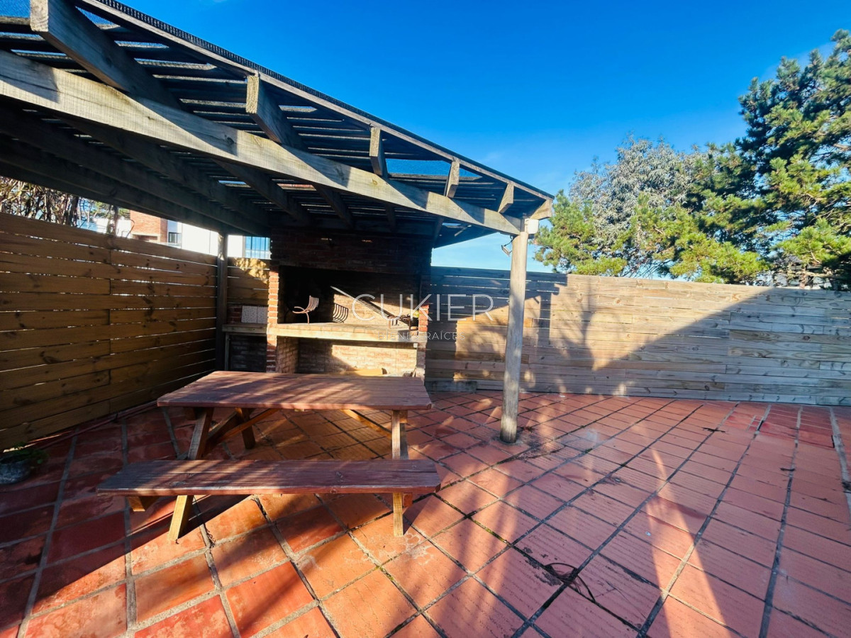 Casa ID.5323 - Se vende casa de dos dormitorios, un baño, primera línea.