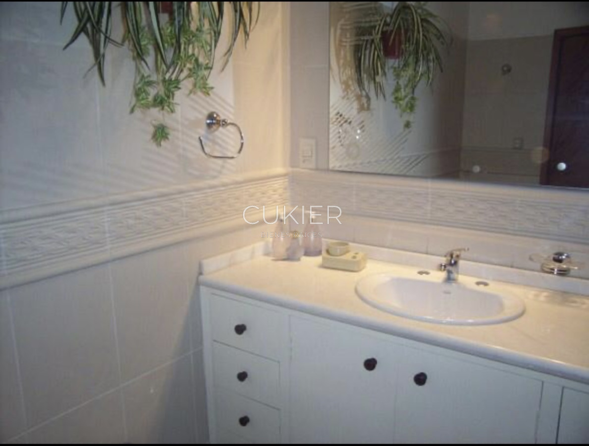 Casa ID.3701 - VENTA de casa con gran terreno al frente 4 dormitorios en zona de colegios.