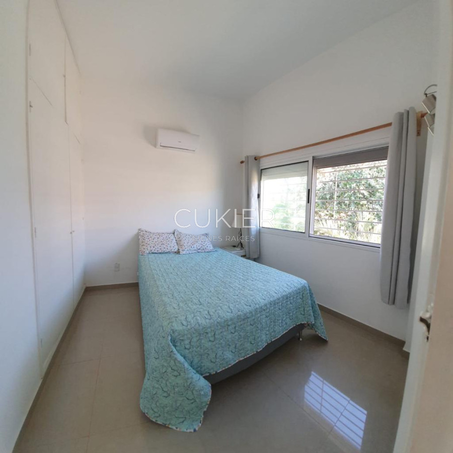 Casa ID.3312 - Alquiler anual de casa 2 dormitorios y medios a 1 cuadra del mar en playa mansa con patio y parrillero