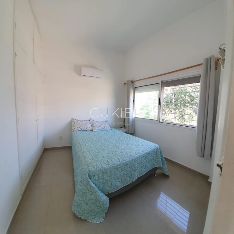 Casa ID.3312 - Alquiler anual de casa 2 dormitorios y medios a 1 cuadra del mar en playa mansa con patio y parrillero