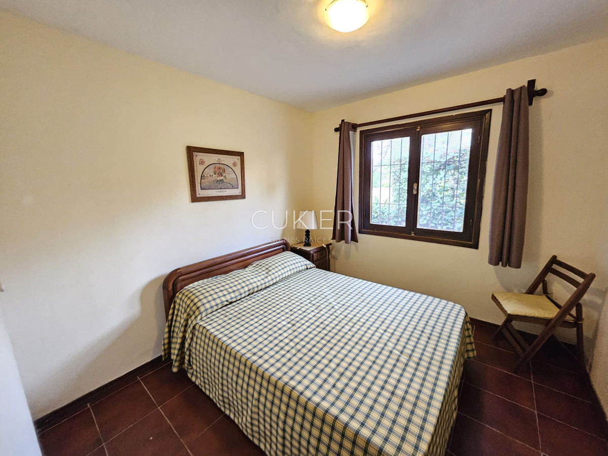 Casa ID.4977 - Venta de hermosa casa 4 dormitorios en zona de colegios 