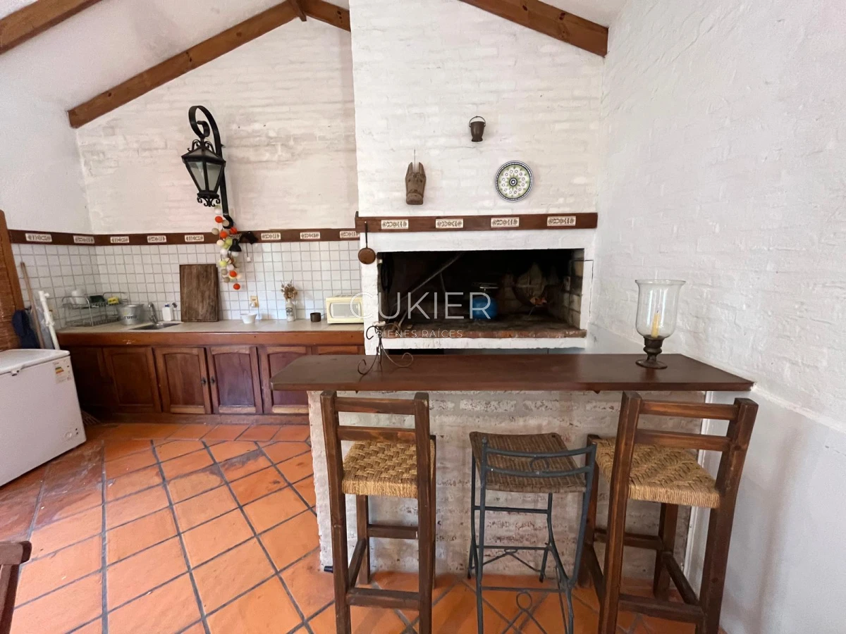 Casa ID.4183 - Alquiler de temporada casa 4 dormitorios y piscina climatizada en Pinares a tan solo 150 m de playa mansa 