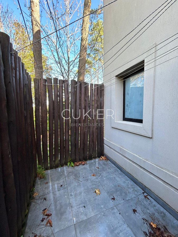 Casa ID.3856 - Alquiler anual de hermosa casa 3 dormitorios en barrio privado con servicios 