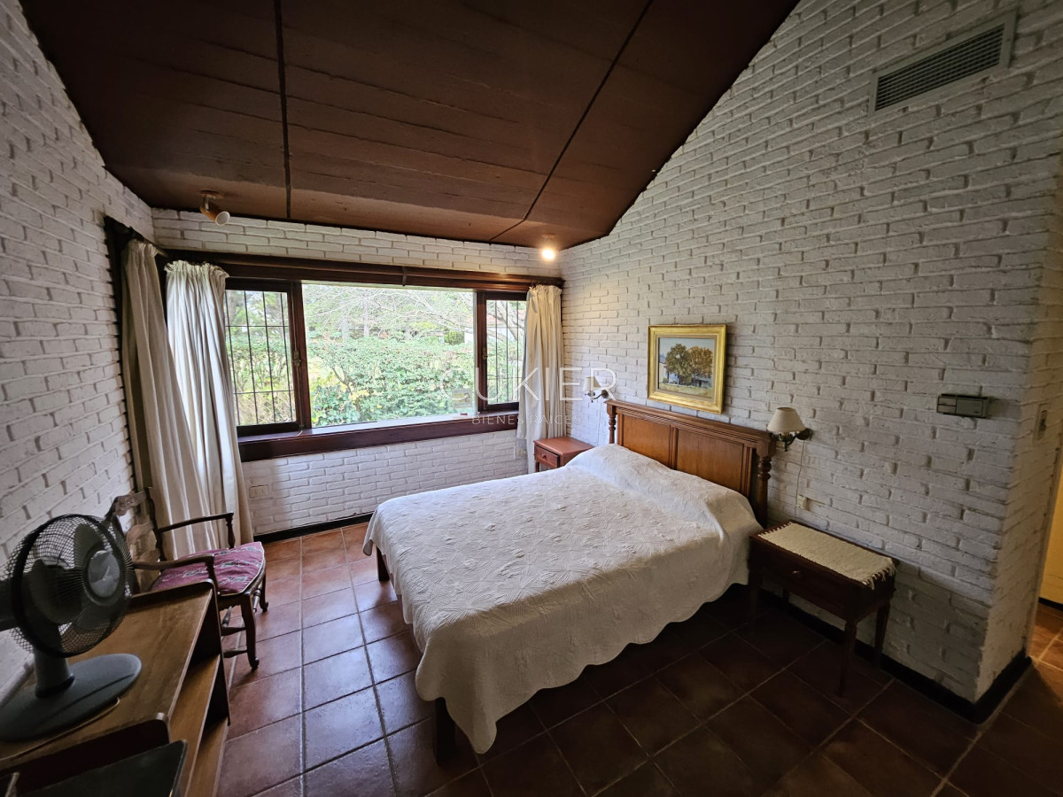 Casa ID.4977 - Venta de hermosa casa 4 dormitorios en zona de colegios 