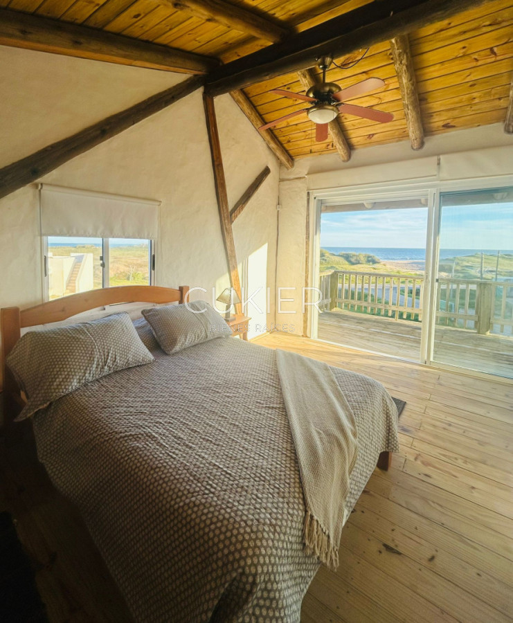 Casa ID.5323 - Se vende casa de dos dormitorios, un baño, primera línea.