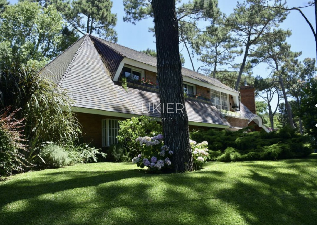 Casa ID.4220 - Venta y alquiler temporada y anual de espectacular casa de 4 dormitorios en San Rafael a 300 m del mar