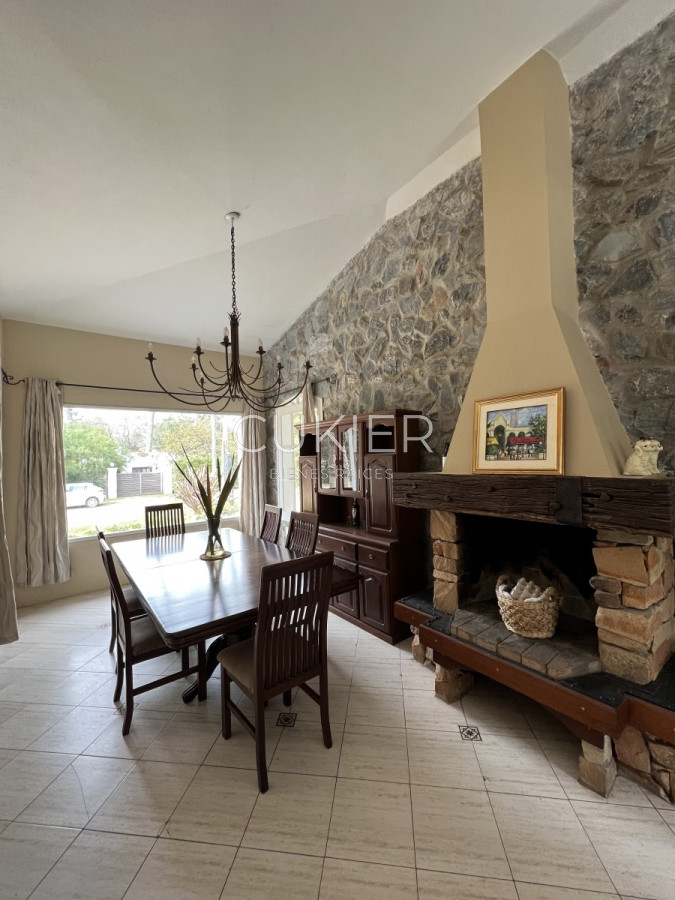 Casa ID.498 - Alquiler anual de casa 4 dormitorios con piscina en Pinares Punta del este 