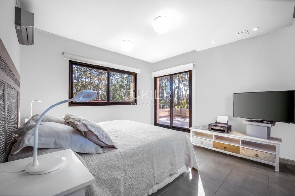 Casa ID.3856 - Alquiler anual de hermosa casa 3 dormitorios en barrio privado con servicios 