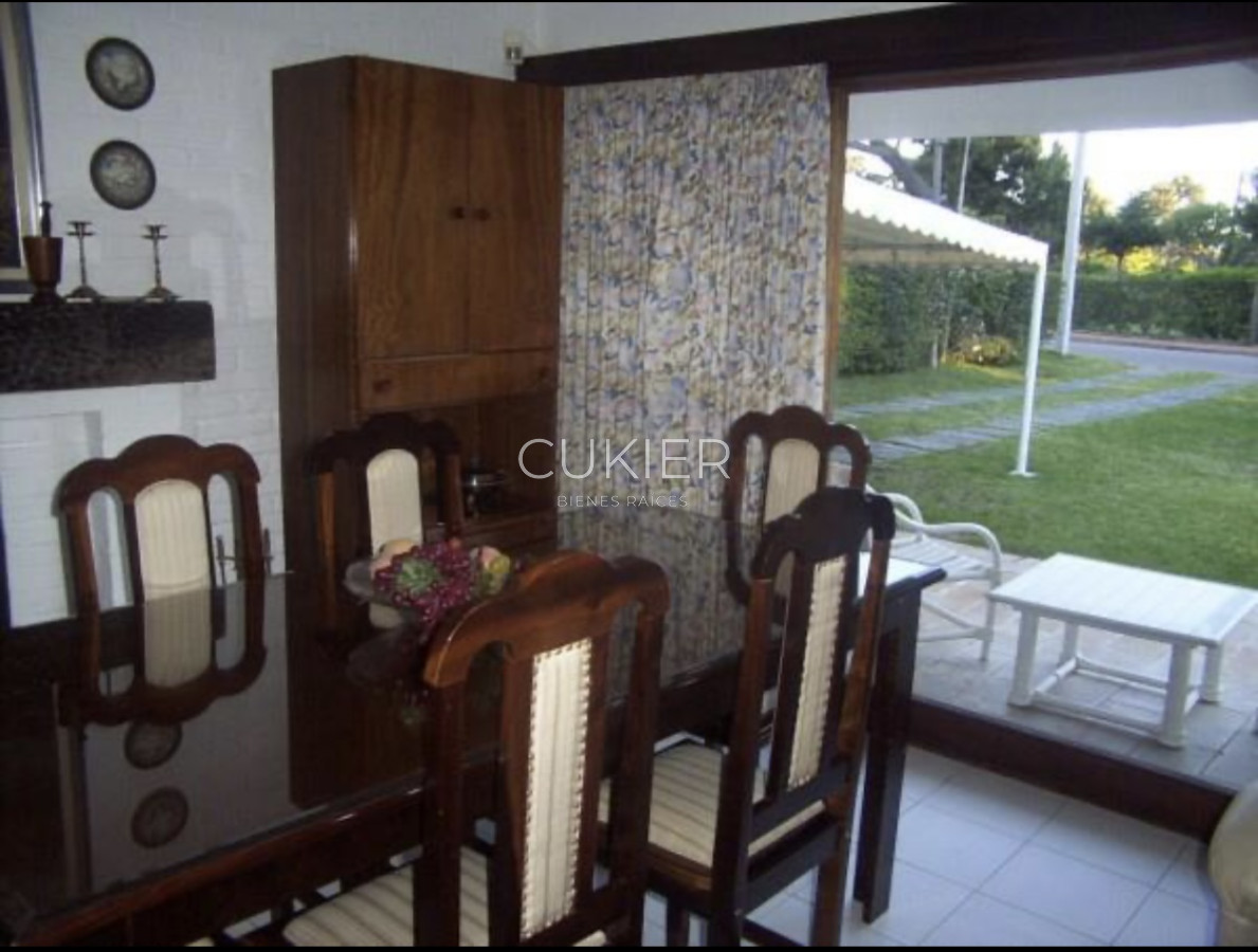 Casa ID.3701 - VENTA de casa con gran terreno al frente 4 dormitorios en zona de colegios.