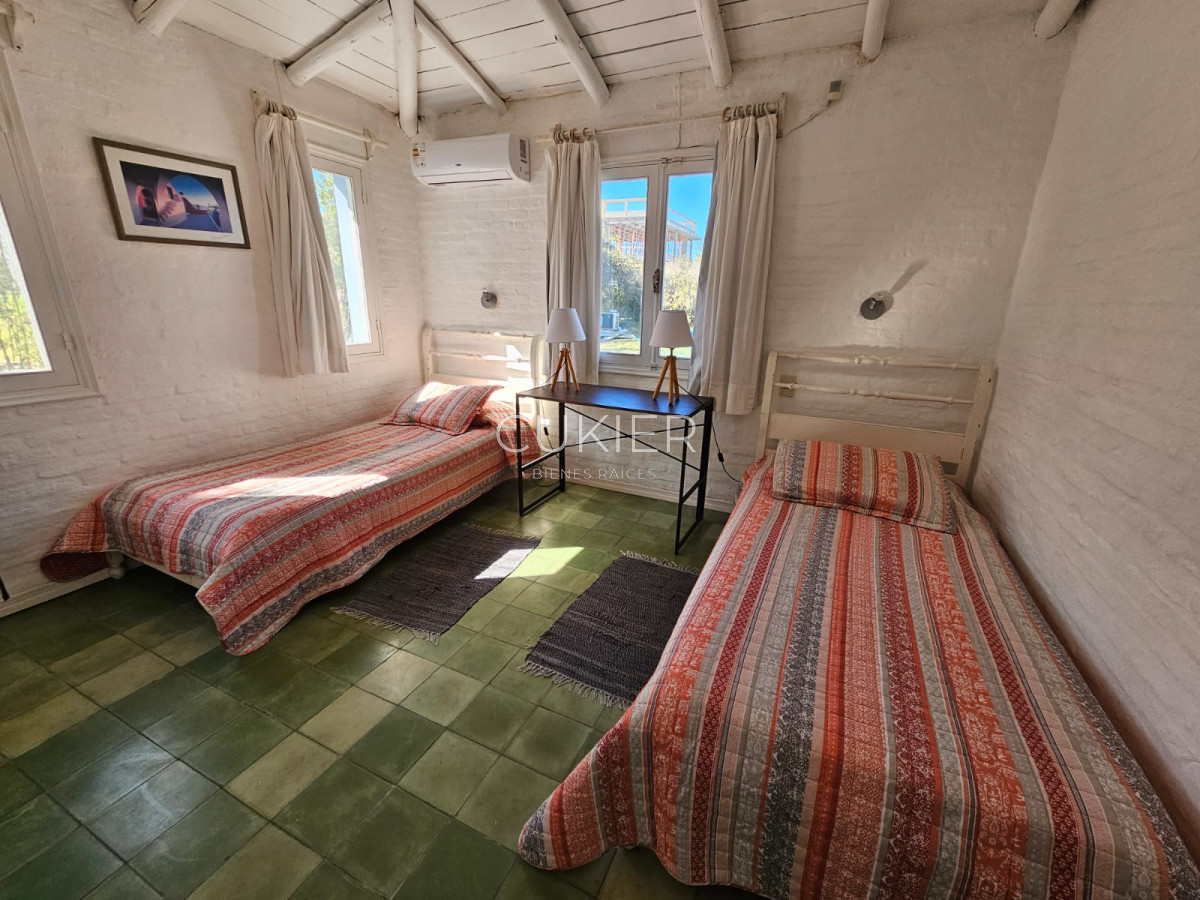 Casa ID.2623 - Venta y alquiler anual de casa 3 dormitorios en la Barra 