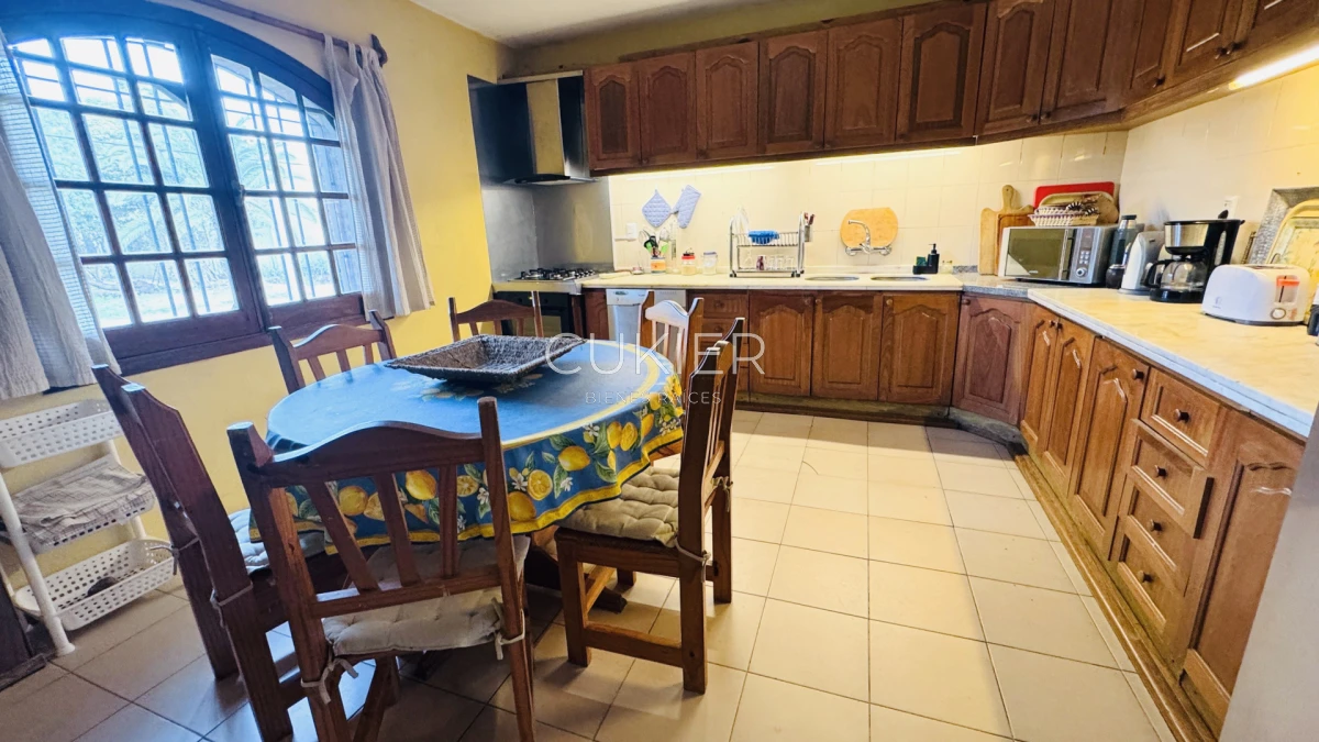Casa ID.4183 - Venta y Alquiler de temporada casa 4 dormitorios y piscina climatizada en Pinares a tan solo 150 m de playa mansa 