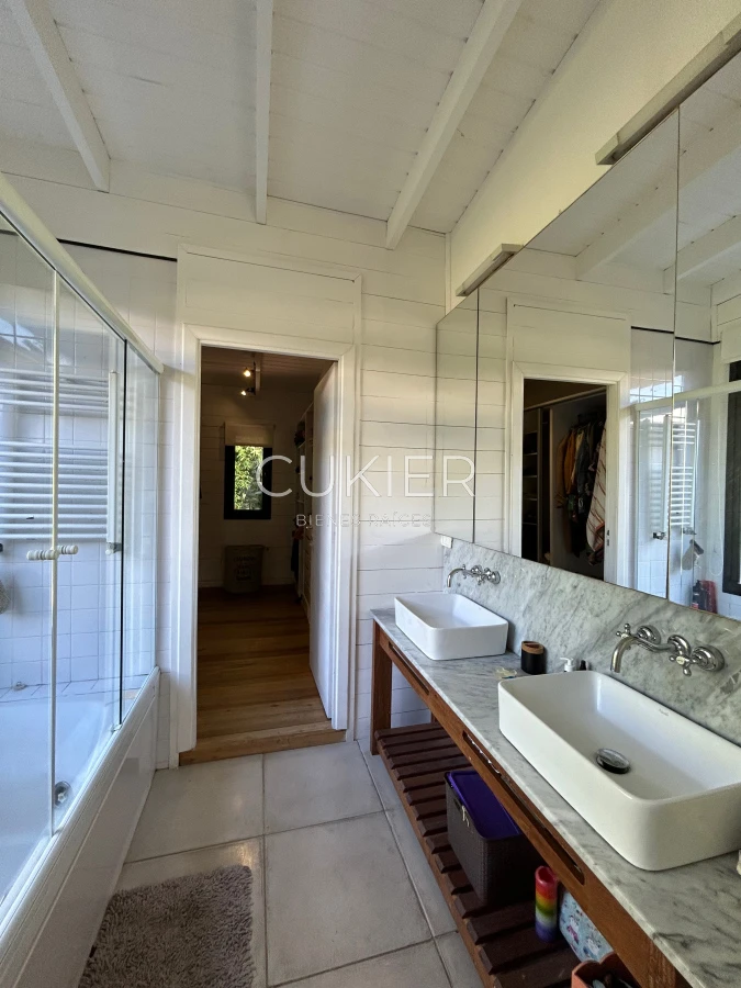 Casa ID.4313 - SE ALQUILA CASA EN EL TESORO DE 3 DORMITORIOS, 3 BAÑOS RODEADA DE VERDES