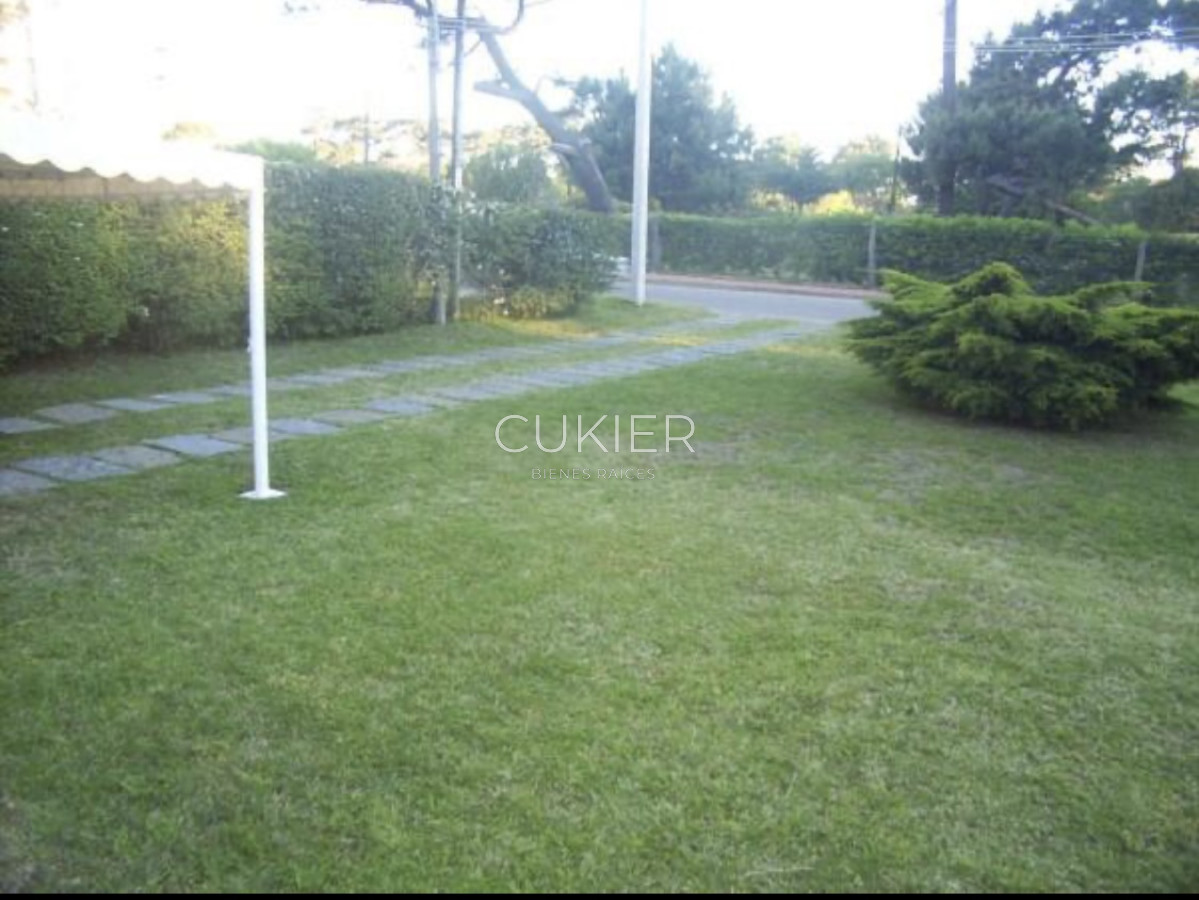 Casa ID.3701 - VENTA de casa con gran terreno al frente 4 dormitorios en zona de colegios.