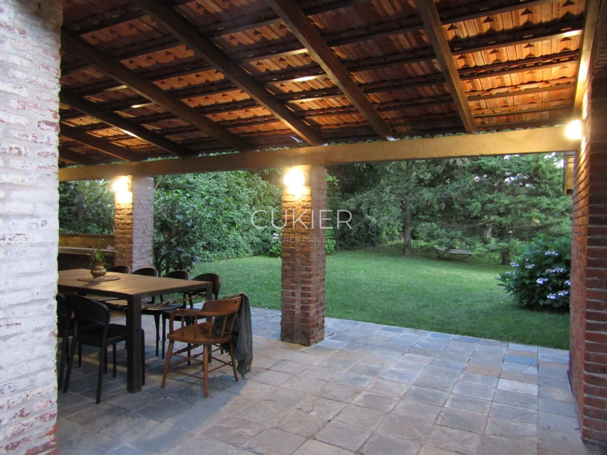 Casa ID.1328 - Alquiler anual y de temporada de casa 3 dormitorios y servicio en Playa Mansa a 100 m del mar