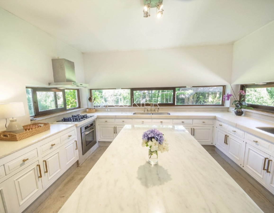 Casa ID.4220 - Venta y alquiler temporada y anual de espectacular casa de 4 dormitorios en San Rafael a 300 m del mar