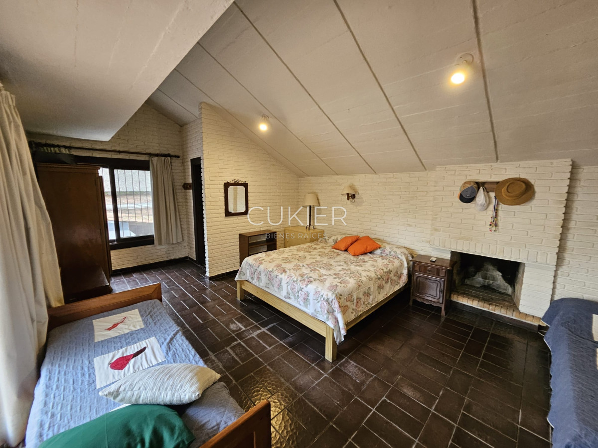 Casa ID.4977 - Venta de hermosa casa 4 dormitorios en zona de colegios 