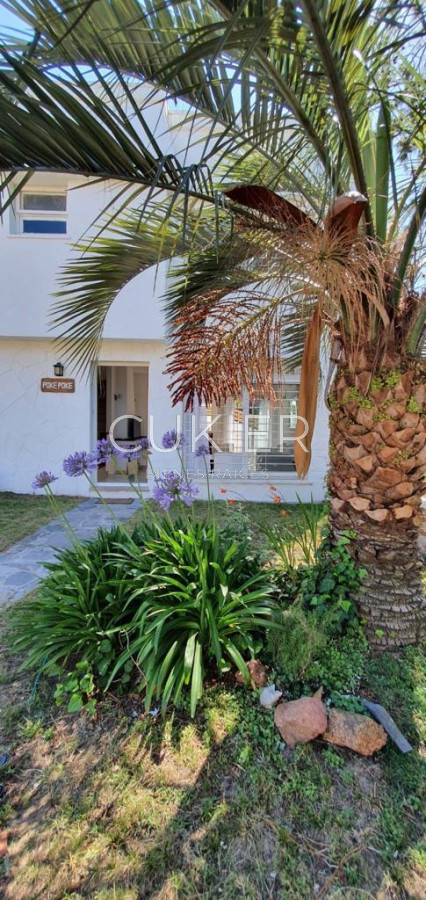 Casa ID.3312 - Alquiler anual de casa 2 dormitorios y medios a 1 cuadra del mar en playa mansa con patio y parrillero