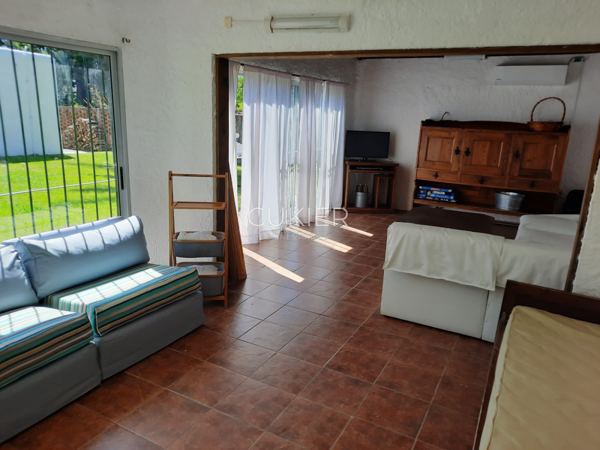 Casa ID.2628 - Venta y alquiler anual de hermosa casa 4 dormitorios con piscina en El Barrio Cantegril Punta del Este