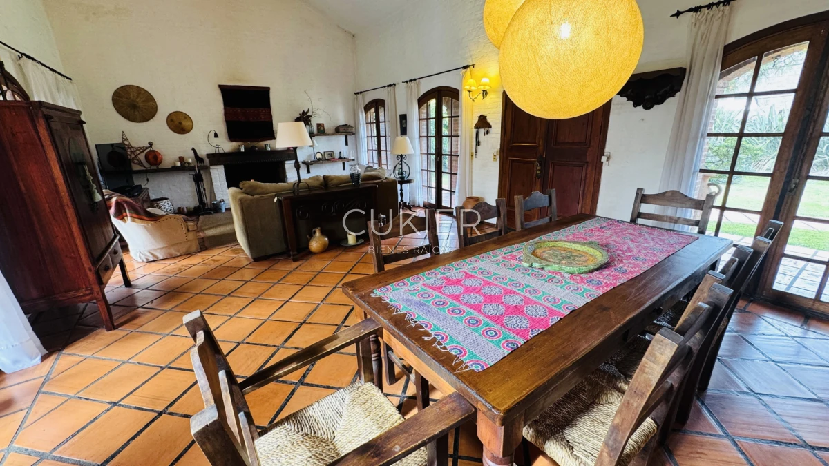 Casa ID.4183 - Venta y Alquiler de temporada casa 4 dormitorios y piscina climatizada en Pinares a tan solo 150 m de playa mansa 