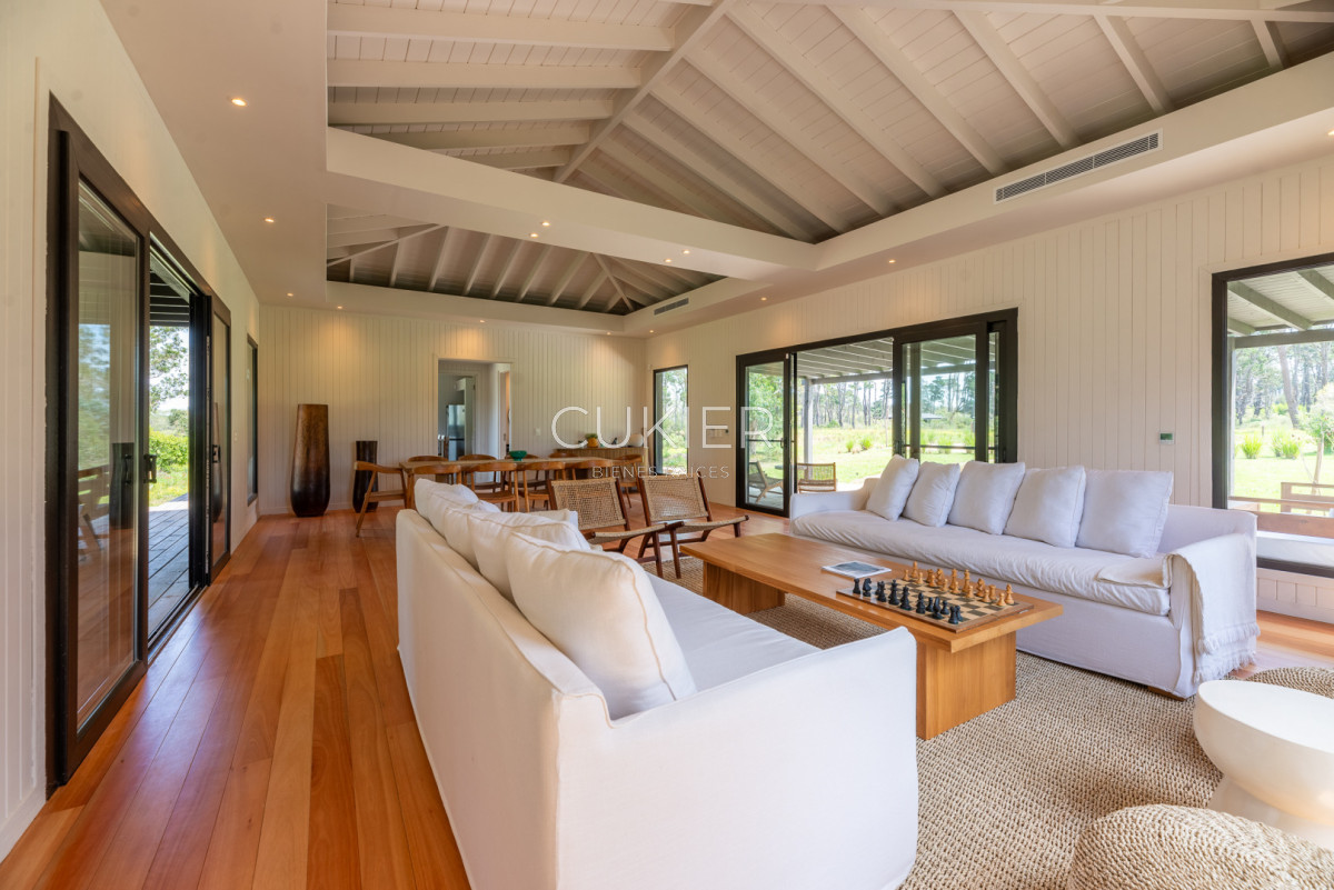 Casa ID.5206 - Venta y alquiler temporal de espectacular casa 4 dormitorios en barrio privado Puerto Quetzal en la barra Punte del este 