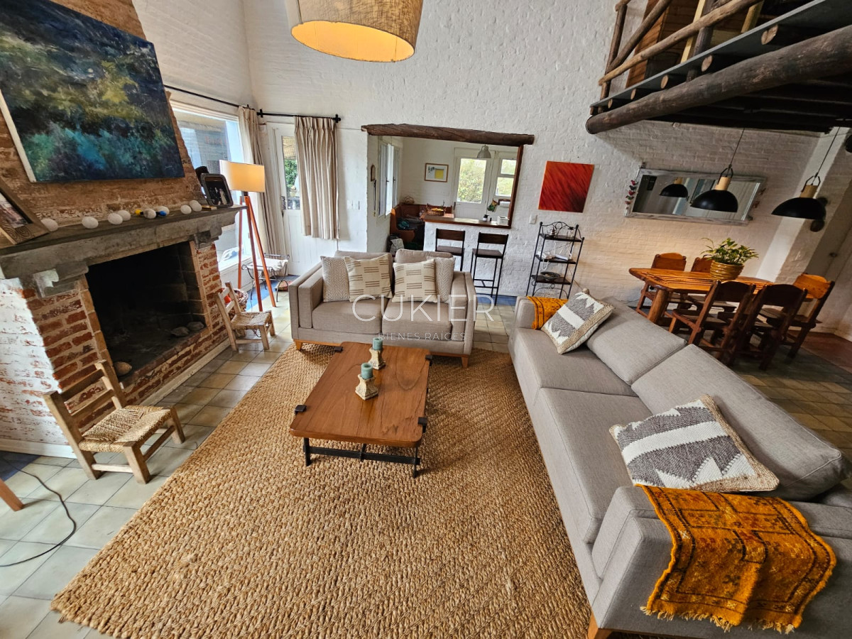 Casa ID.2623 - Venta y alquiler anual de casa 3 dormitorios en la Barra 