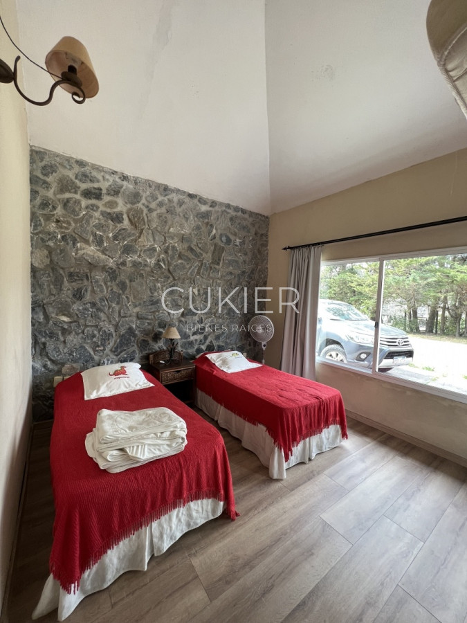 Casa ID.498 - Alquiler anual de casa 4 dormitorios con piscina en Pinares Punta del este 