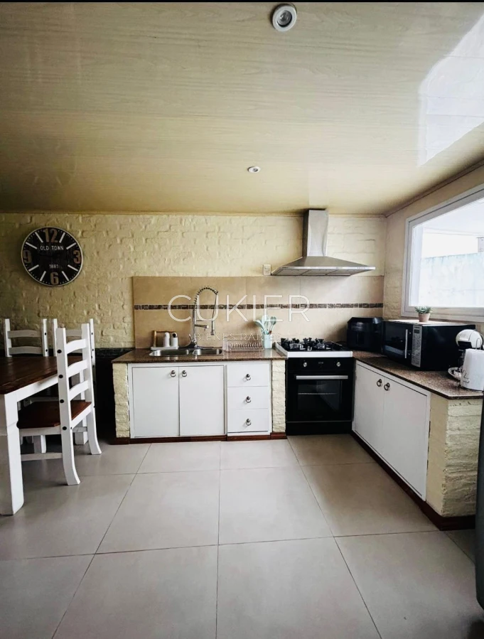 Casa ID.4659 - Venta casa 3 dormitorios con piscina en Pinares Punta del Este