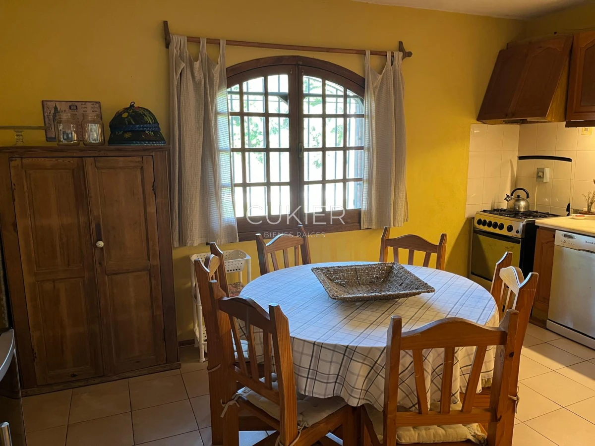 Casa ID.4183 - Alquiler de temporada casa 4 dormitorios y piscina climatizada en Pinares a tan solo 150 m de playa mansa 