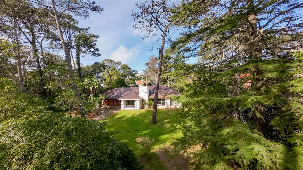 Casa ID.2173 - Venta de casa 3 dormitorios y dependencia en Cantegril Punta del Este