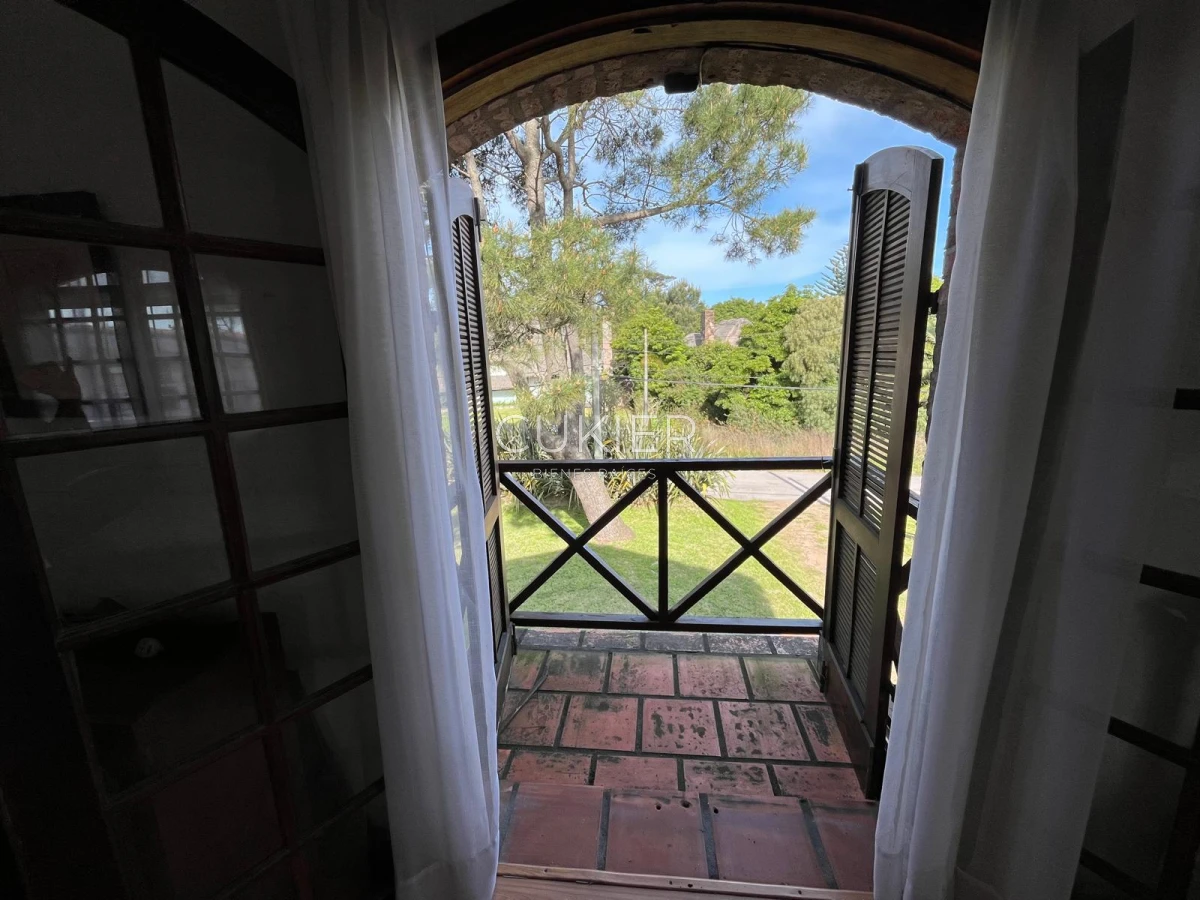 Casa ID.4183 - Alquiler de temporada casa 4 dormitorios y piscina climatizada en Pinares a tan solo 150 m de playa mansa 