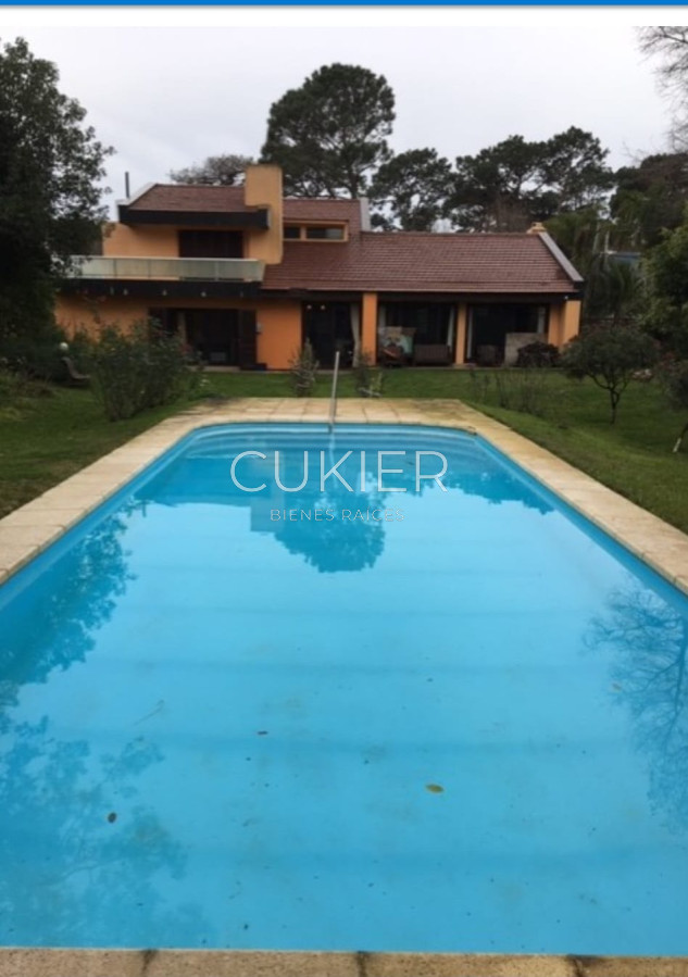 Casa ID.3762 - Alquiler anual espectacular casa de 4 dormitorios con piscina en Lugano