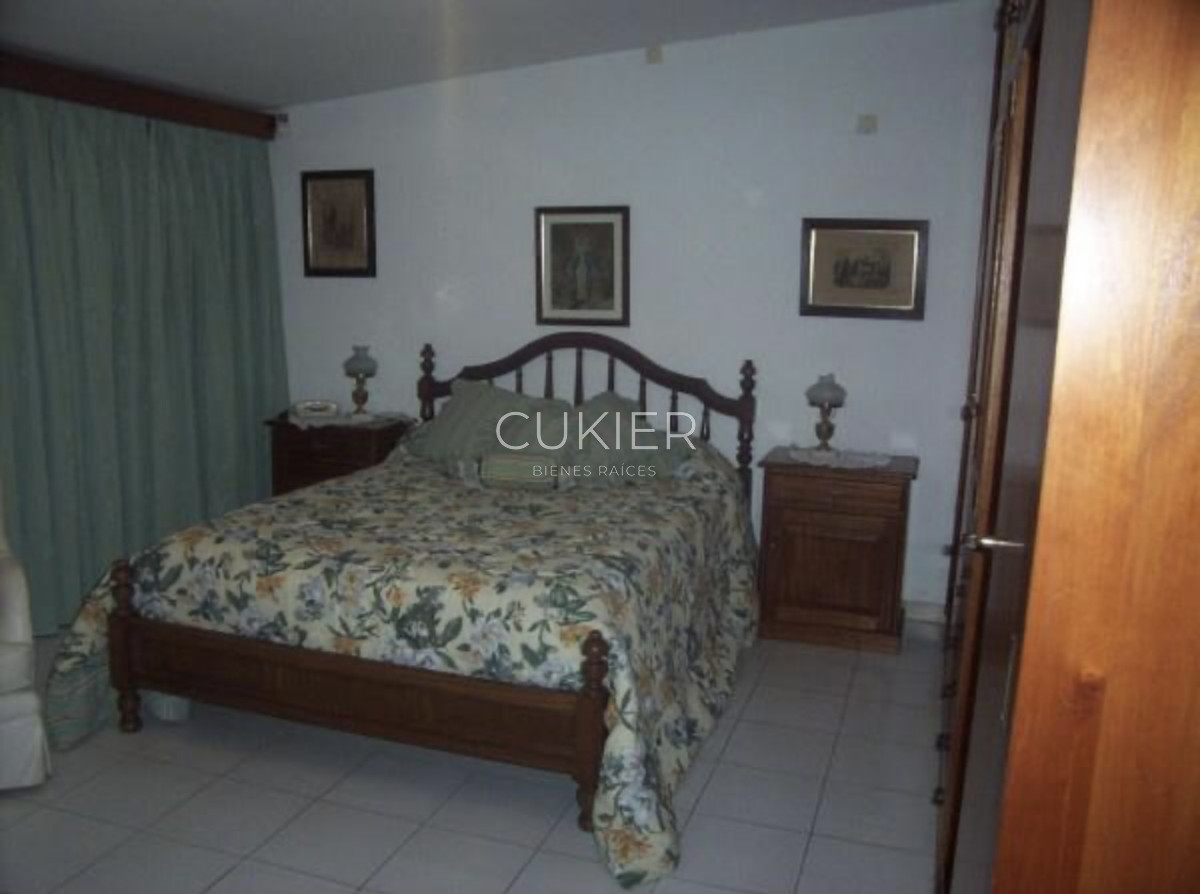 Casa ID.3701 - VENTA de casa con gran terreno al frente 4 dormitorios en zona de colegios.