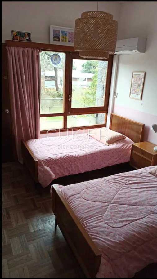 Casa ID.3462 - ALQUILER ANUAL DE CASA EN PLAYA MANSA 4 DORMITORIOS.