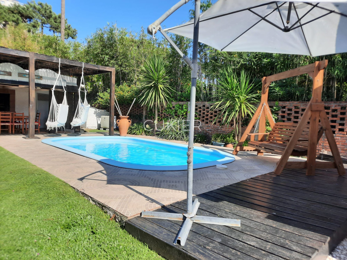 Casa ID.2628 - Venta y alquiler anual de hermosa casa 4 dormitorios con piscina en El Barrio Cantegril Punta del Este