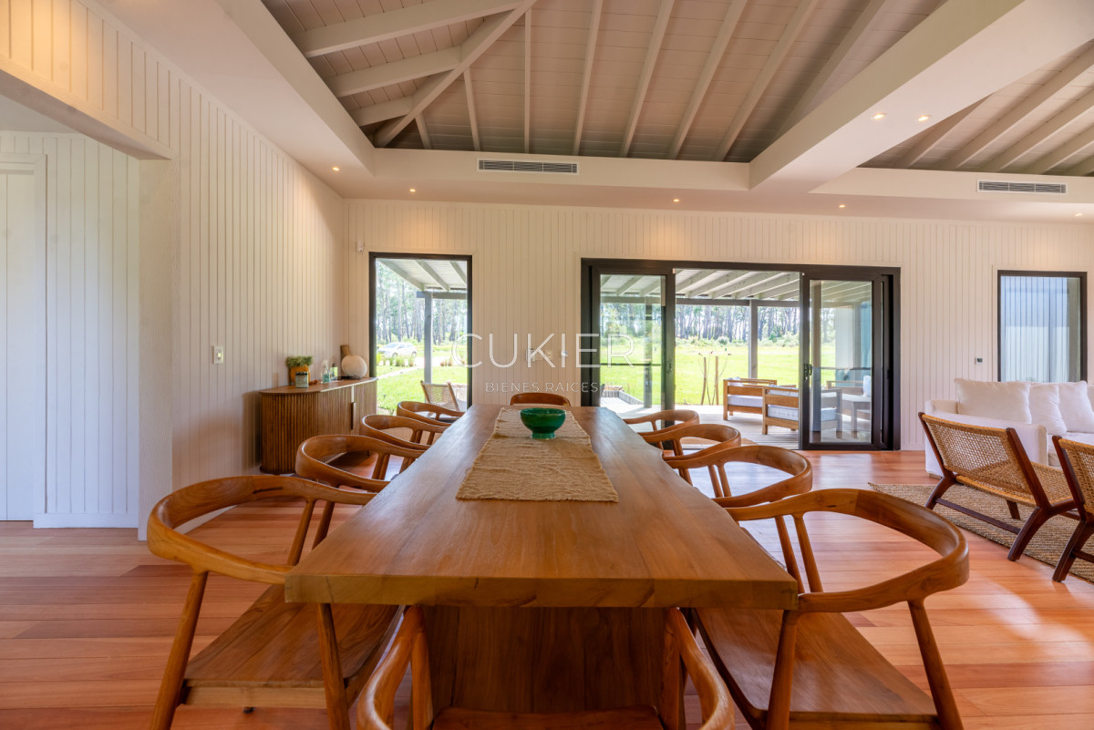 Casa ID.5206 - Venta y alquiler temporal de espectacular casa 4 dormitorios en barrio privado Puerto Quetzal en la barra Punte del este 