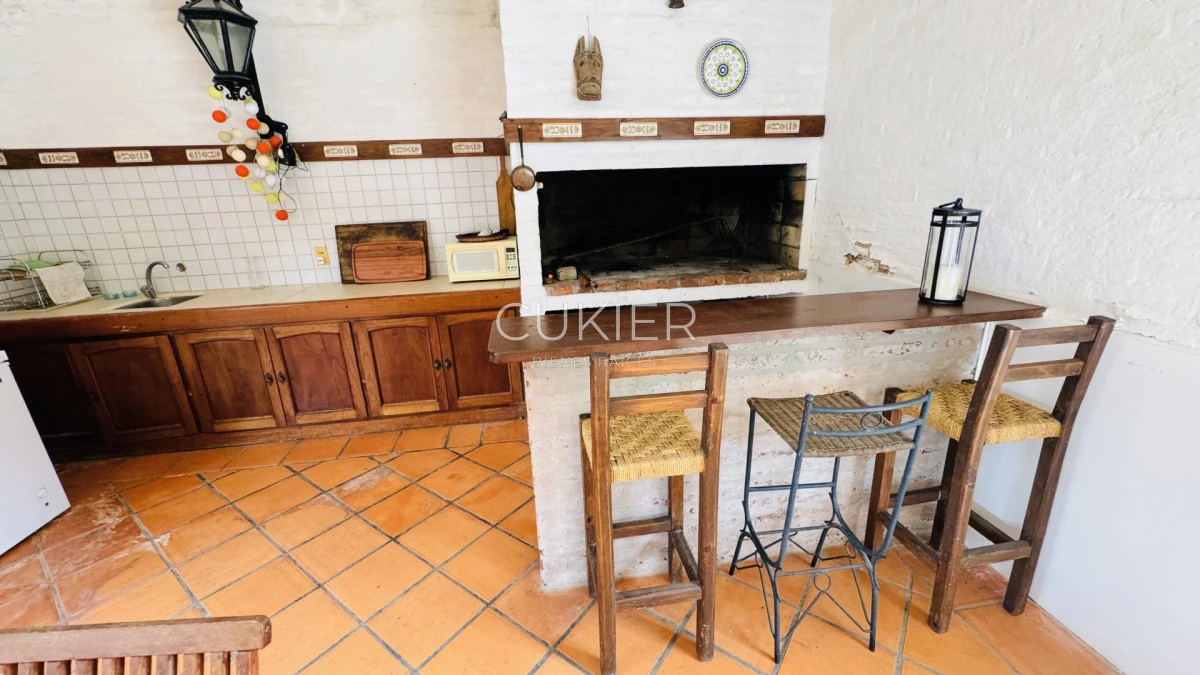 Casa ID.4183 - Venta y Alquiler de temporada casa 4 dormitorios y piscina climatizada en Pinares a tan solo 150 m de playa mansa 