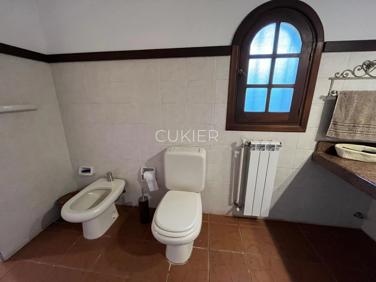 Casa ID.4183 - Alquiler de temporada casa 4 dormitorios y piscina climatizada en Pinares a tan solo 150 m de playa mansa 