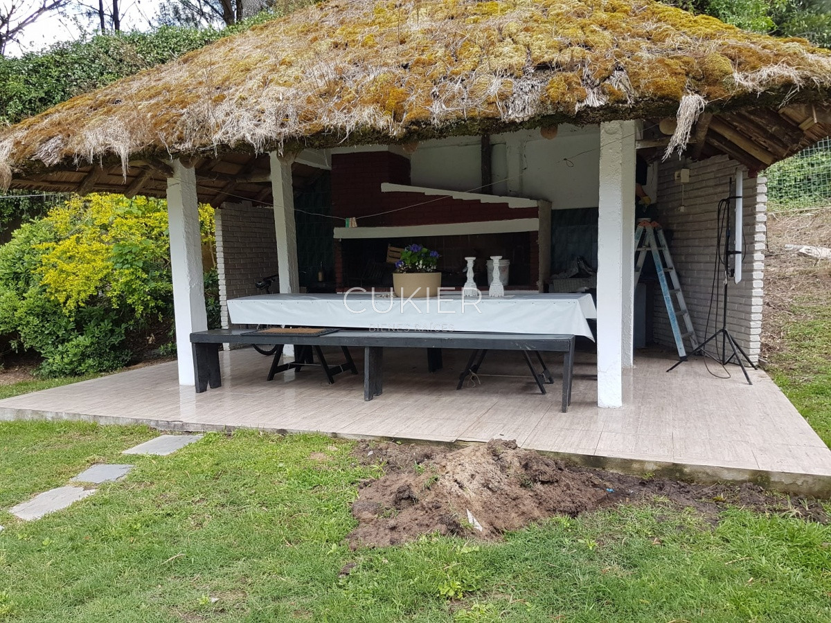 Casa ID.498 - Alquiler anual de casa 4 dormitorios con piscina en Pinares Punta del este 