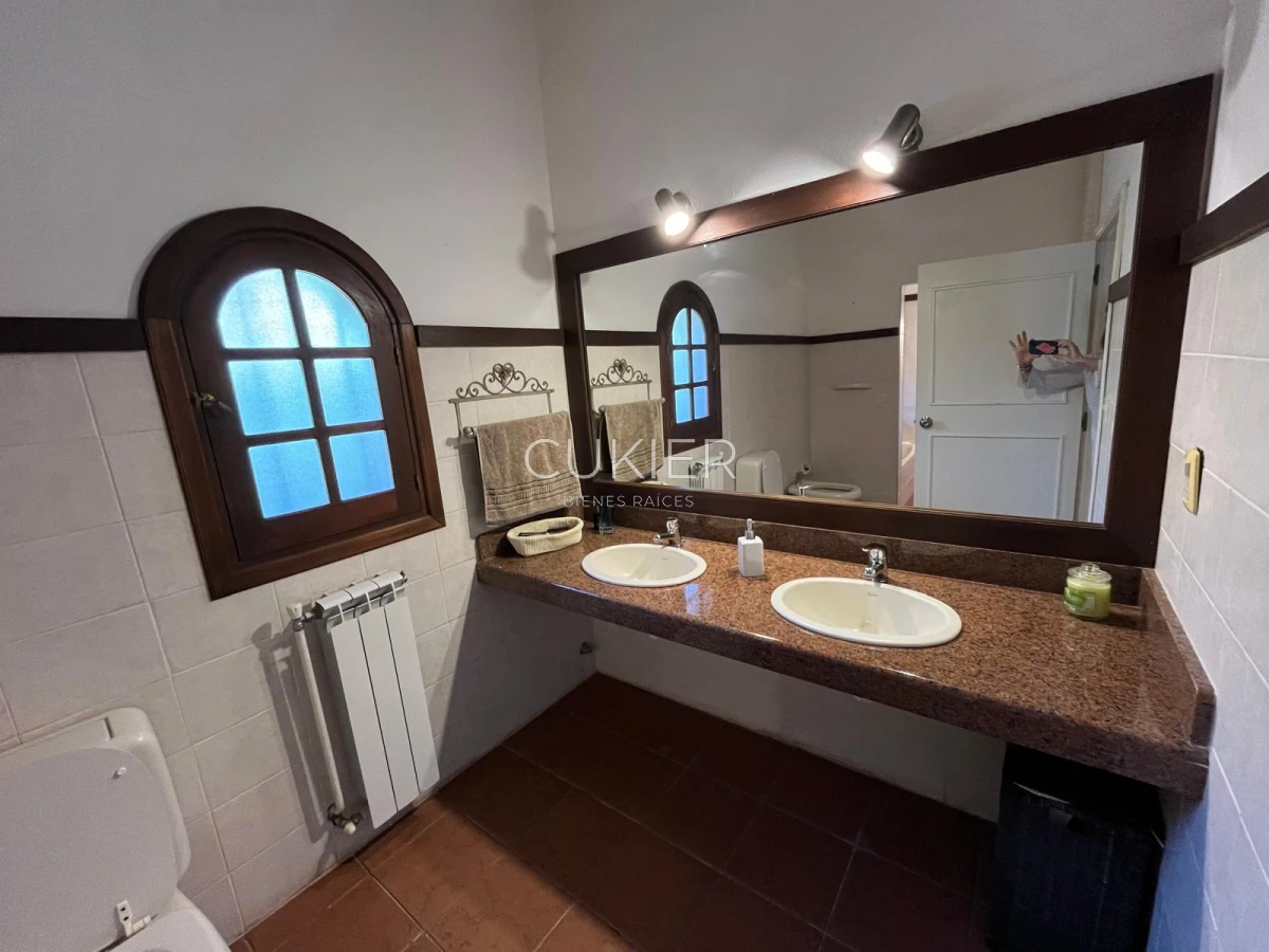 Casa ID.4183 - Alquiler de temporada casa 4 dormitorios y piscina climatizada en Pinares a tan solo 150 m de playa mansa 